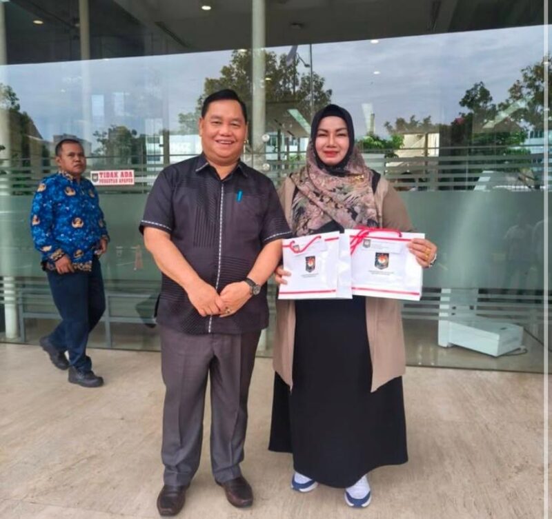 SIAP DILANTIK: Bupati Kotim Halikinnor dan Wabup Kotim, Irawati usai melaksanalan cek kesehatan di Jakarta, Senin (17/2).(IST)
