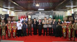 FOTO BERSAMA : Wakil Gubernur Provinsi Kalteng H. Edy Pratowo saat foto bersama usai usai menghadiri Sidang Pleno Laporan Tahunan Pengadilan Tinggi Palangka Raya Tahun 2024, bertempat di Ruang Sidang Prof. Dr. H. M Syarifuddin, S.H., M.H., Kantor Pengadilan Tinggi Palangka Raya, Senin (10/02).(IST)