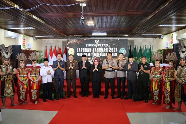 FOTO BERSAMA : Wakil Gubernur Provinsi Kalteng H. Edy Pratowo saat foto bersama usai usai menghadiri Sidang Pleno Laporan Tahunan Pengadilan Tinggi Palangka Raya Tahun 2024, bertempat di Ruang Sidang Prof. Dr. H. M Syarifuddin, S.H., M.H., Kantor Pengadilan Tinggi Palangka Raya, Senin (10/02).(IST)