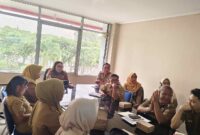 PIMPIN : Plt. Kepala Biro Organisasi, Betri Susilawati saat memimpin rapat persiapan evaluasi pada UPTD dan Cabang Dinas di Pemerintah Provinsi Kalteng yang dilaksanakan pada Selasa (3/2).(IST)