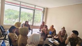 PIMPIN : Plt. Kepala Biro Organisasi, Betri Susilawati saat memimpin rapat persiapan evaluasi pada UPTD dan Cabang Dinas di Pemerintah Provinsi Kalteng yang dilaksanakan pada Selasa (3/2).(IST)