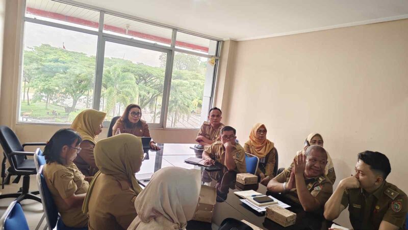PIMPIN : Plt. Kepala Biro Organisasi, Betri Susilawati saat memimpin rapat persiapan evaluasi pada UPTD dan Cabang Dinas di Pemerintah Provinsi Kalteng yang dilaksanakan pada Selasa (3/2).(IST)