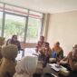 PIMPIN : Plt. Kepala Biro Organisasi, Betri Susilawati saat memimpin rapat persiapan evaluasi pada UPTD dan Cabang Dinas di Pemerintah Provinsi Kalteng yang dilaksanakan pada Selasa (3/2).(IST)