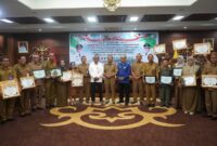 FOTO BERSAMA : Plt. Sekda Prov. Kalteng Katma F Dirun saat foto bersama usai menyerahkan penghargaan usai rapat TEPRA tahun 2025 di Aula Eka Hapakat, Selasa (21/1).(IST)