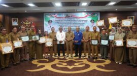FOTO BERSAMA : Plt. Sekda Prov. Kalteng Katma F Dirun saat foto bersama usai menyerahkan penghargaan usai rapat TEPRA tahun 2025 di Aula Eka Hapakat, Selasa (21/1).(IST)