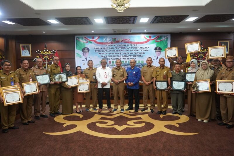 FOTO BERSAMA : Plt. Sekda Prov. Kalteng Katma F Dirun saat foto bersama usai menyerahkan penghargaan usai rapat TEPRA tahun 2025 di Aula Eka Hapakat, Selasa (21/1).(IST)