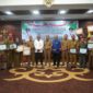 FOTO BERSAMA : Plt. Sekda Prov. Kalteng Katma F Dirun saat foto bersama usai menyerahkan penghargaan usai rapat TEPRA tahun 2025 di Aula Eka Hapakat, Selasa (21/1).(IST)