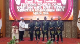 PENYERAHAN: Ketua KPU Kotim Muhammad Rifqi saat menyerahkan salinan keputusan calon bupati dan wakil Bupati Kotim terpilih kepada H.Halikinnor usai Rapat Pleno, Kamis (6/2).(IST)