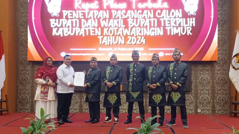 PENYERAHAN: Ketua KPU Kotim Muhammad Rifqi saat menyerahkan salinan keputusan calon bupati dan wakil Bupati Kotim terpilih kepada H.Halikinnor usai Rapat Pleno, Kamis (6/2).(IST)