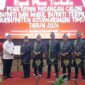 PENYERAHAN: Ketua KPU Kotim Muhammad Rifqi saat menyerahkan salinan keputusan calon bupati dan wakil Bupati Kotim terpilih kepada H.Halikinnor usai Rapat Pleno, Kamis (6/2).(IST)