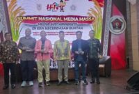 DISKUSI: Para tokoh pers dan wartawan senior
saat menghadiri acara diskusi Summit Nasional Media Massa yang digelar saat HPN 2025, di Ballroom Hotel Aria Barito Banjarmasin, Sabtu (8/2).(IST)