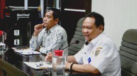 MEMBUKA ACARA : Sekretaris DLH Provinsi Kalteng Noor Halim saat membuka acara kunjungan kerja DPRD Pulang Pisau ke DLH Kalteng, Rabu (19/2).(IST)