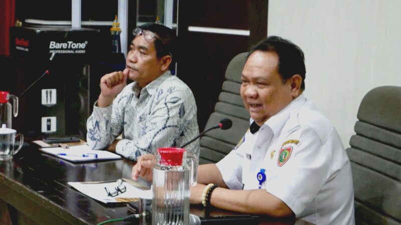 MEMBUKA ACARA : Sekretaris DLH Provinsi Kalteng Noor Halim saat membuka acara kunjungan kerja DPRD Pulang Pisau ke DLH Kalteng, Rabu (19/2).(IST)