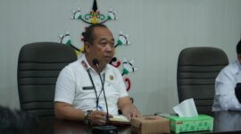 MEMBUKA : Kadis DLH Provinsi Kalteng Joni Harta saat membuka rapat koordinasi terkait Bahan Galian Mineral Bukan Logam Dan Batuan (Galian C), Rabu (12/2).(IST)