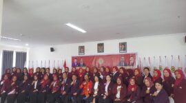 FOTO BERSAMA: Ketua DPD PPNI Kabupaten Kotim Muhammad Saifudin Anshari saat foto bersama usai pelantikan pengurus, Minggu (23/2).(IST)