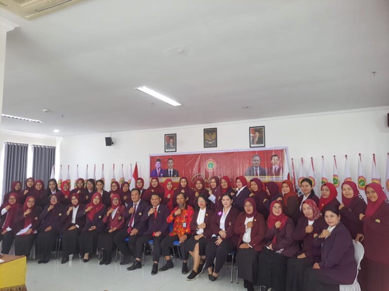 FOTO BERSAMA: Ketua DPD PPNI Kabupaten Kotim Muhammad Saifudin Anshari saat foto bersama usai pelantikan pengurus, Minggu (23/2).(IST)