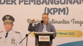 SAMBUTAN : Kepala Dinas PMD Provinsi Kalteng H. Aryawan saat menyampaikan sambutannya pada kegiatan Peningkatan Kapasitas KPM Tingkat Provinsi Kalteng Tahun 2025. Kegiatan tersebut dilaksanakan di salah satu Hotel di Palangka Raya, Senin malam (24/2).(IST)
