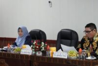 HADIRI : Asisten Ekbang Sri Widanarni bersama Kepala Bapenda Prov. Kalteng Anang Dirjo saat mengikuti rakor bersama Plt. Sekjen Kemendagri, secara virtual di Ruang Utama Bajakah, Kantor Gubernur Provinsi Kalteng, Kamis (2/1).(IST)