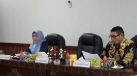 HADIRI : Asisten Ekbang Sri Widanarni bersama Kepala Bapenda Prov. Kalteng Anang Dirjo saat mengikuti rakor bersama Plt. Sekjen Kemendagri, secara virtual di Ruang Utama Bajakah, Kantor Gubernur Provinsi Kalteng, Kamis (2/1).(IST)