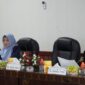 HADIRI : Asisten Ekbang Sri Widanarni bersama Kepala Bapenda Prov. Kalteng Anang Dirjo saat mengikuti rakor bersama Plt. Sekjen Kemendagri, secara virtual di Ruang Utama Bajakah, Kantor Gubernur Provinsi Kalteng, Kamis (2/1).(IST)