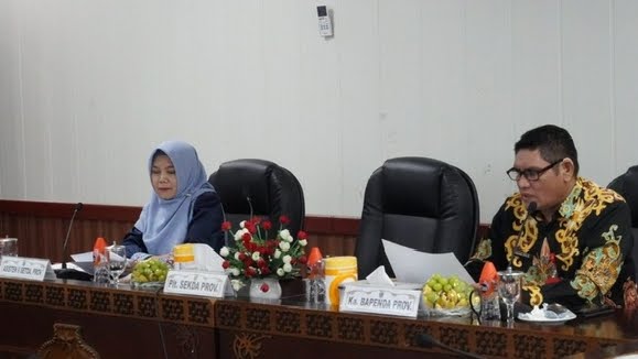 HADIRI : Asisten Ekbang Sri Widanarni bersama Kepala Bapenda Prov. Kalteng Anang Dirjo saat mengikuti rakor bersama Plt. Sekjen Kemendagri, secara virtual di Ruang Utama Bajakah, Kantor Gubernur Provinsi Kalteng, Kamis (2/1).(IST)