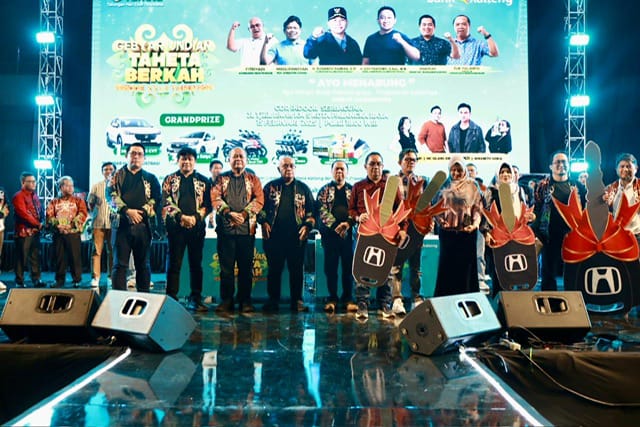 Asisten Pemkesra Maskur bersama jajaran komisaris Bank Kalteng, serta pemenang undian Taheta.(IST)
