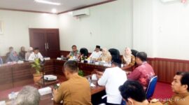 Asisten Ekbang Sri Widanarni bersama Direktur Eksekutif KDEKS Kalteng, Kpw BI Kalteng, Kepala OJK Kalteng serta perangkat daerah terkait.(IST)