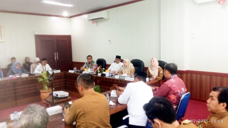 Asisten Ekbang Sri Widanarni bersama Direktur Eksekutif KDEKS Kalteng, Kpw BI Kalteng, Kepala OJK Kalteng serta perangkat daerah terkait.(IST)