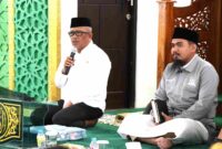 SAMBUTAN : Plt Sekda Provinsi Kalteng Katma F Dirun saat memberikan sambutan pada acara pengajian yang dilaksanakan di Masjid Al-Amanah, Komplek Kantor Gubernur Kalteng pada Rabu (26/2).(IST)