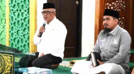 SAMBUTAN : Plt Sekda Provinsi Kalteng Katma F Dirun saat memberikan sambutan pada acara pengajian yang dilaksanakan di Masjid Al-Amanah, Komplek Kantor Gubernur  Kalteng pada Rabu (26/2).(IST)