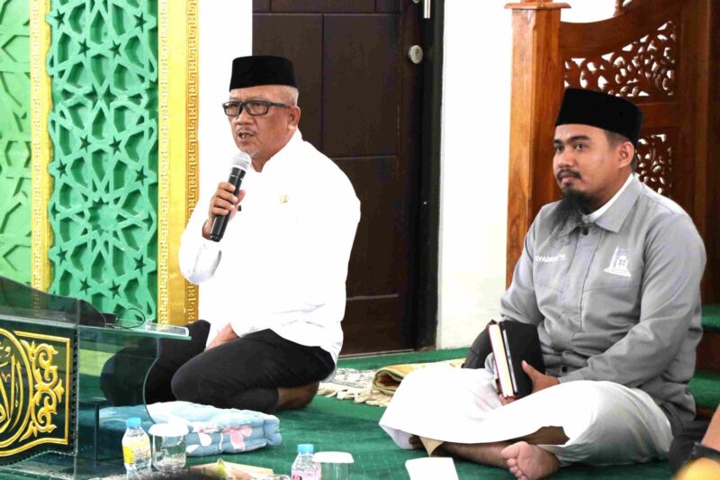 SAMBUTAN : Plt Sekda Provinsi Kalteng Katma F Dirun saat memberikan sambutan pada acara pengajian yang dilaksanakan di Masjid Al-Amanah, Komplek Kantor Gubernur  Kalteng pada Rabu (26/2).(IST)