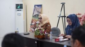MEMBUKA : Kepala Disbudpar Provinsi Kalteng Adiah Chandra Sari saat membuka Focus Group Discussion Busana Jagau Nyai Kalimantan Tengah.yang dilaksanakan di Aula Dinas Kebudayaan dan Pariwisata Provinsi Kalteng Senin (24/2).(IST)
