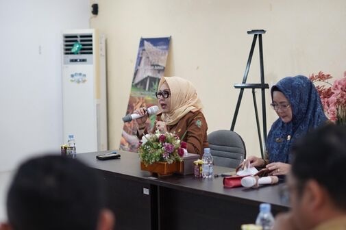 MEMBUKA : Kepala Disbudpar Provinsi Kalteng Adiah Chandra Sari saat membuka Focus Group Discussion Busana Jagau Nyai Kalimantan Tengah.yang dilaksanakan di Aula Dinas Kebudayaan dan Pariwisata Provinsi Kalteng Senin (24/2).(IST)