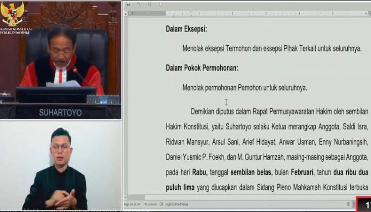 PUTUSAN : Hakim MK Suhartoyo saat membacakan putusan sengketa pilkada Kabupaten Lamandau, Senin (24/2).(IST)