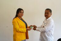 SERAHKAN : Kepala Disnakertrans Provinsi Kalteng Farid Wajdi saat menyerahkan secara simbolis Kartu BPJS Ketenagakerjaan kepada mahasiswa magang, Rabu (19/2).(IST)