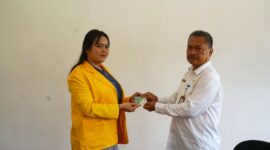 SERAHKAN : Kepala Disnakertrans Provinsi Kalteng Farid Wajdi saat menyerahkan secara simbolis Kartu BPJS Ketenagakerjaan kepada mahasiswa magang, Rabu (19/2).(IST)