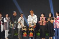 MEMBUKA : Staf Ahli Gubernur bidang Ekonomi, Keuangan dan Pembangunan Yuas Elko saat menabuh gendang bukti dibukannya Event Taman Budaya Kalteng 2025 di UPT Taman Budaya Kalteng di UPT Taman Budaya Kalteng,  Jumat malam, (24/1).(IST)
