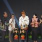 MEMBUKA : Staf Ahli Gubernur bidang Ekonomi, Keuangan dan Pembangunan Yuas Elko saat menabuh gendang bukti dibukannya Event Taman Budaya Kalteng 2025 di UPT Taman Budaya Kalteng di UPT Taman Budaya Kalteng,  Jumat malam, (24/1).(IST)