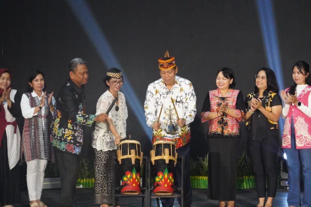 MEMBUKA : Staf Ahli Gubernur bidang Ekonomi, Keuangan dan Pembangunan Yuas Elko saat menabuh gendang bukti dibukannya Event Taman Budaya Kalteng 2025 di UPT Taman Budaya Kalteng di UPT Taman Budaya Kalteng,  Jumat malam, (24/1).(IST)