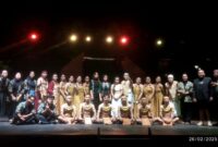 Tim Produksi bersama Kepala UPT Taman Budaya Kalteng, serta penari dan aktor.(IST)