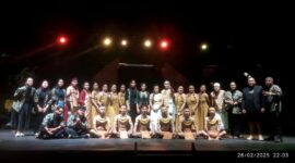 Tim Produksi bersama Kepala UPT Taman Budaya Kalteng, serta penari dan aktor.(IST)