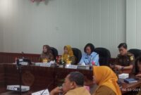 Asisten Ekbang Sri Widanarni dalam menyimak arahan Menteri Dalam Negeri.(IST)