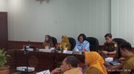 Asisten Ekbang Sri Widanarni dalam menyimak arahan Menteri Dalam Negeri.(IST)