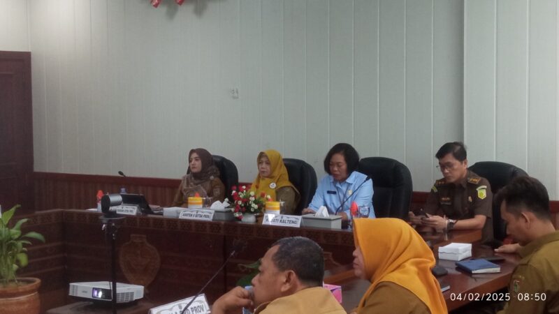 Asisten Ekbang Sri Widanarni dalam menyimak arahan Menteri Dalam Negeri.(IST)