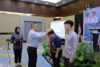 MENGALUNGKAN : Kadis PMD Provinsi Kalteng H. Aryawan saat mengalungkan tanda peserta Pelatihan Aplikasi SISKEUDES Versi 2.0.7 Tahun 2025, yang dilaksanakan di salah satu Hotel di Palangka Raya, Jumat (21/2) malam.(IST)