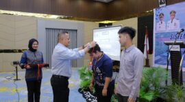 MENGALUNGKAN : Kadis PMD Provinsi Kalteng H. Aryawan saat mengalungkan tanda peserta Pelatihan Aplikasi SISKEUDES Versi 2.0.7 Tahun 2025, yang dilaksanakan di salah satu Hotel di Palangka Raya, Jumat (21/2) malam.(IST)