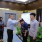 MENGALUNGKAN : Kadis PMD Provinsi Kalteng H. Aryawan saat mengalungkan tanda peserta Pelatihan Aplikasi SISKEUDES Versi 2.0.7 Tahun 2025, yang dilaksanakan di salah satu Hotel di Palangka Raya, Jumat (21/2) malam.(IST)
