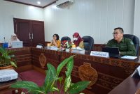 ARAHAN : Kepala Bapperida Provinsi Kalteng Leonard S. Ampung Saat Menyampaikan Arahan saat rapat yang digelar di Ruang Rapat Bajakah, Lantai II Kantor Gubernur Provinsi Kalteng, Jumat (14/3).(IST)