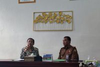 DISKUSI : Anggota Komisi I DPD RI Dapil Kalteng Agustin Teras Narang berdiskusi dengan Kadisbun Provinsi Kalteng H. Rizky Ramadhana Badjuri dan jajaran, saat berkunjung ke kantor Disbun, Selasa (25/3).(IST)