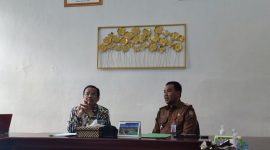 DISKUSI : Anggota Komisi I DPD RI Dapil Kalteng Agustin Teras Narang berdiskusi dengan Kadisbun Provinsi Kalteng H. Rizky Ramadhana Badjuri dan jajaran, saat berkunjung ke kantor Disbun, Selasa (25/3).(IST)